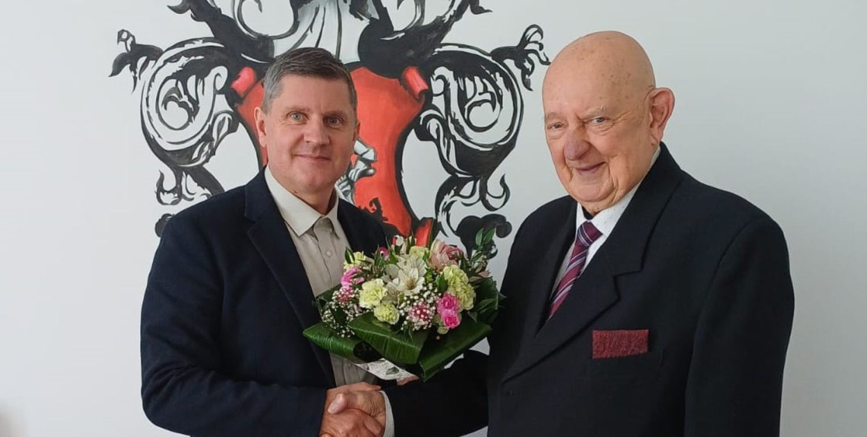 Życzenia panu Romualdowi złożył m.in. burmistrz Tomasz Respondek. Fot. Archiwum UM Miasteczko Śląskie