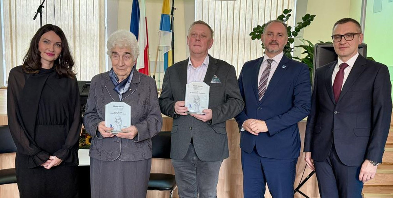 Złoty Owoc otrzymali prof. dr hab. Krystyna Karczewska oraz dr Krzysztof Gwóźdź. Fot. Starostwo Powiatowe w Tarnowskich Górach