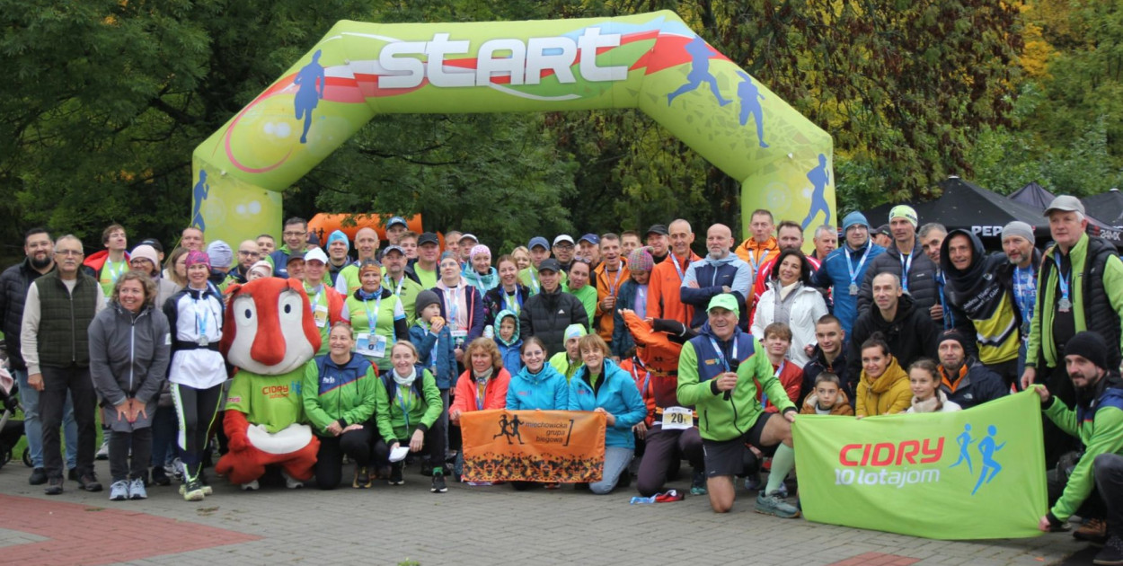 Pomimo kapryśnej pogody, dziesiąta, jubileuszowa edycja Sztafetowego Maratonu Miast i Gmin w Radzionkowie przeszła do historii jako jedno z najbardziej emocjonujących wydarzeń sportowych w regionie. Fot. MOSiR Radzionków