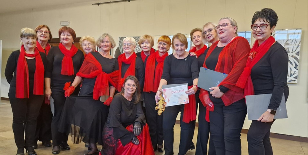 Zespół wokalny a-gie pod kierunkiem Izabeli Lysik-Różańskiej triumfował w swojej kategorii podczas X Oświęcimskich Spotkań Artystycznych Seniorów. Fot. TSUTW