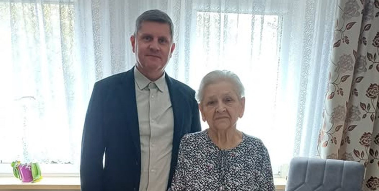 Jadwiga Tobór 14 października świętowała 90. urodziny. Tydzień później odwiedził ją burmistrz Miasteczka Śląskiego Tomasz Respondek. Fot. UM Miasteczko Śląskie
