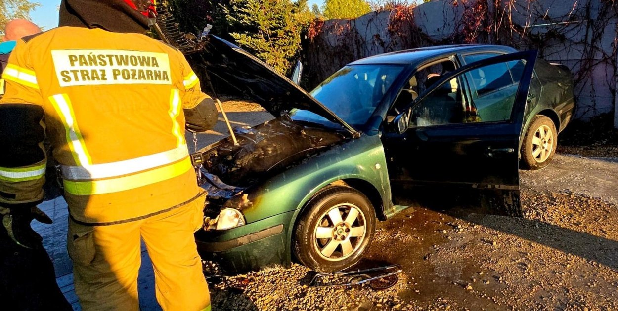 W poniedziałek rano, tuż przed godziną 8:00, służby ratunkowe zostały wezwane na ulicę Czołgistów w Strzybnicy (Tarnowskie Góry). Fot. OSP Florian Strzybnica