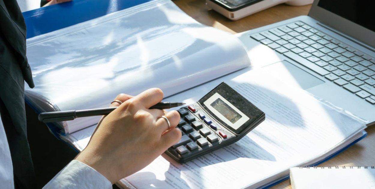 Czy kalkulator pomp ciepła uwzględnia tryb biwalentny?