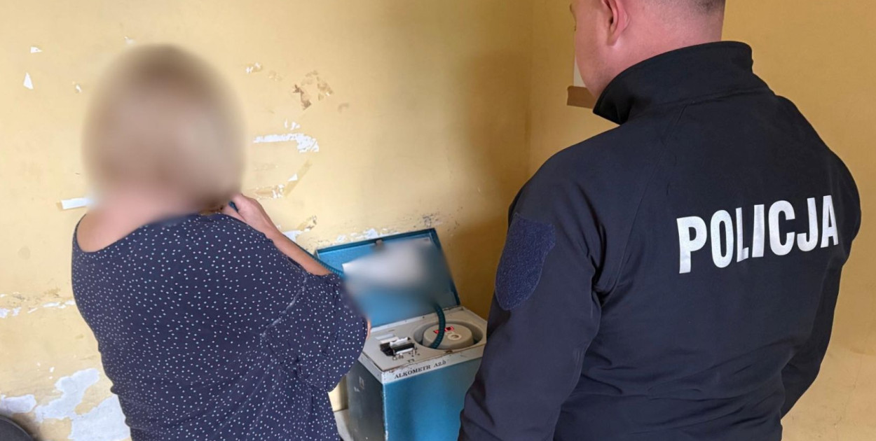 Podczas kontroli drogowej funkcjonariusze wyczuli od kobiety woń alkoholu. Wykonane badanie alkomatem potwierdziło ich przypuszczenia – 47-latka miała ponad 2 promile alkoholu w organizmie. Fot. Policja Tarnowskie Góry