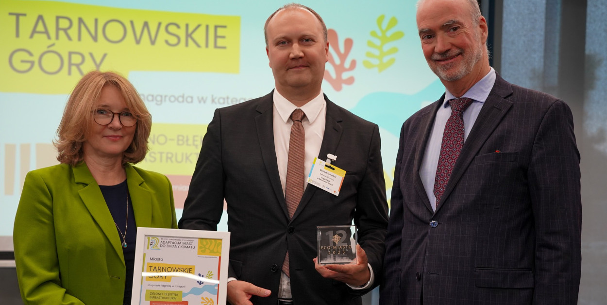 Nagrodę odebrali przedstawiciele miasta z rąk Étienne’a de Poncinsa, ambasadora Francji w Polsce, oraz Marii Andrzejewskiej, dyrektor generalnej UNEP/GRID-Warszawa. Fot. UM Tarnowskie Góry