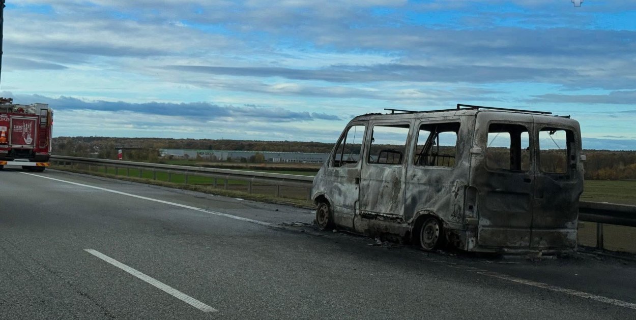 Dostawczak doszczętnie spłonął. Fot. Policja Śląska
