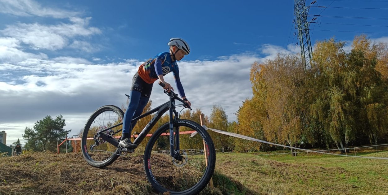 Część Drużyny Kolarskiej Gwarki ścigała się w Cyklocrossowym Pucharze Suszca, a inni reprezentowali klub w czeskim Hlinsku podczas zawodów HSF System Cup UCI C2. Fot. DK Gwarki