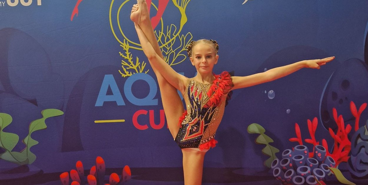 Uczennica klasy 5a ze Szkoły Podstawowej w Radzionkowie odnosi sukcesy w gimnastyce artystycznej. Fot. Archiwum prywatne