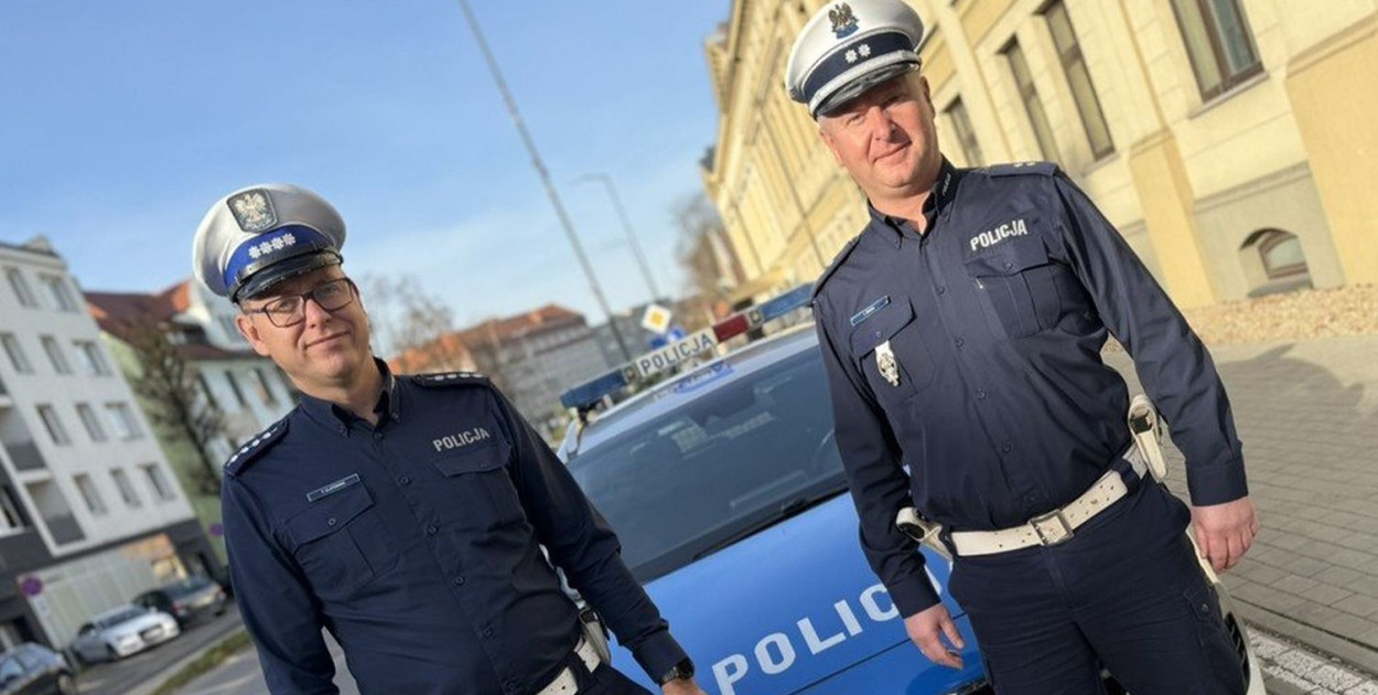 podkomisarz Tomasz Żmuda i aspirant sztabowy Tomasz Ulatowski z tarnogórskiej drogówki. Fot. Policja Tarnowskie Góry