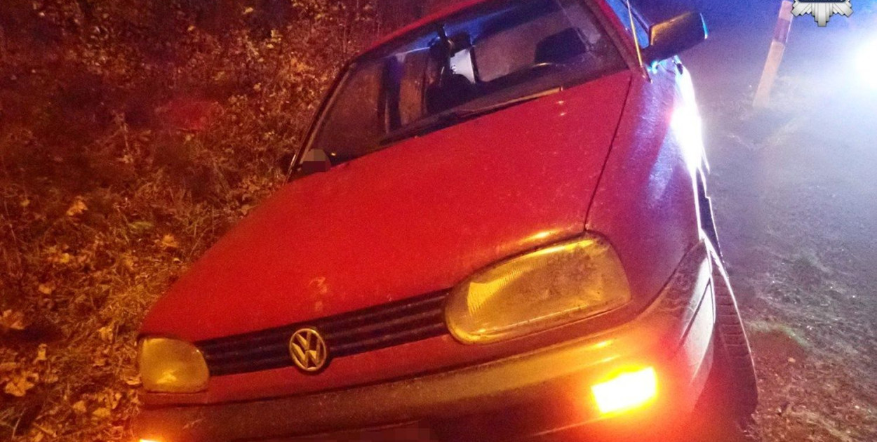 DK 11 i volkswagen w rowie. Fot. Archiwum policji/Zdjęcie ilustracyjne