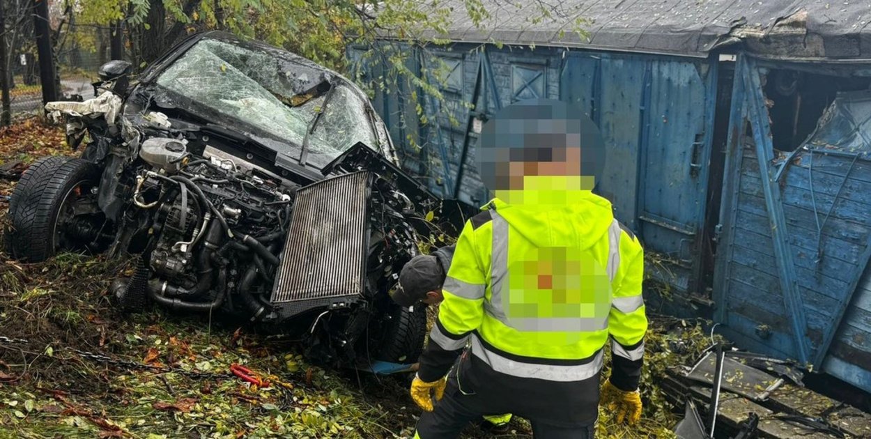 3 listopada – Tarnowskie Góry ulica Sienkiewicza. Dwóch młodych ludzi w volkswagenie wypada z drogi i dachuje. Jeden trafia do szpitala. Oboje byli pod wpływem alkoholu. Fot. Policja Tarnowskie Góry