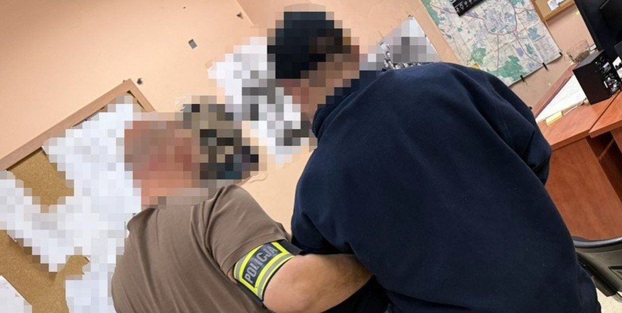 Policjanci zatrzymali na gorącym uczynku 28-letniego obywatela Ukrainy, który próbował wyłudzić od seniorki 30 tysięcy złotych. Fot. Policja Tarnowskie Góry