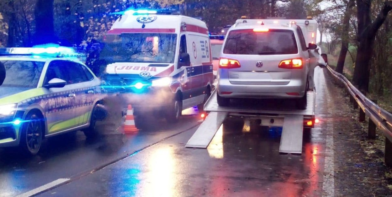 Policjanci z tarnogórskiej drogówki ustalili szczegóły wczorajszej kolizji drogowej, do której doszło na trasie między Ziemięcicami a Boniowicami. Fot. OSP Świętoszowice