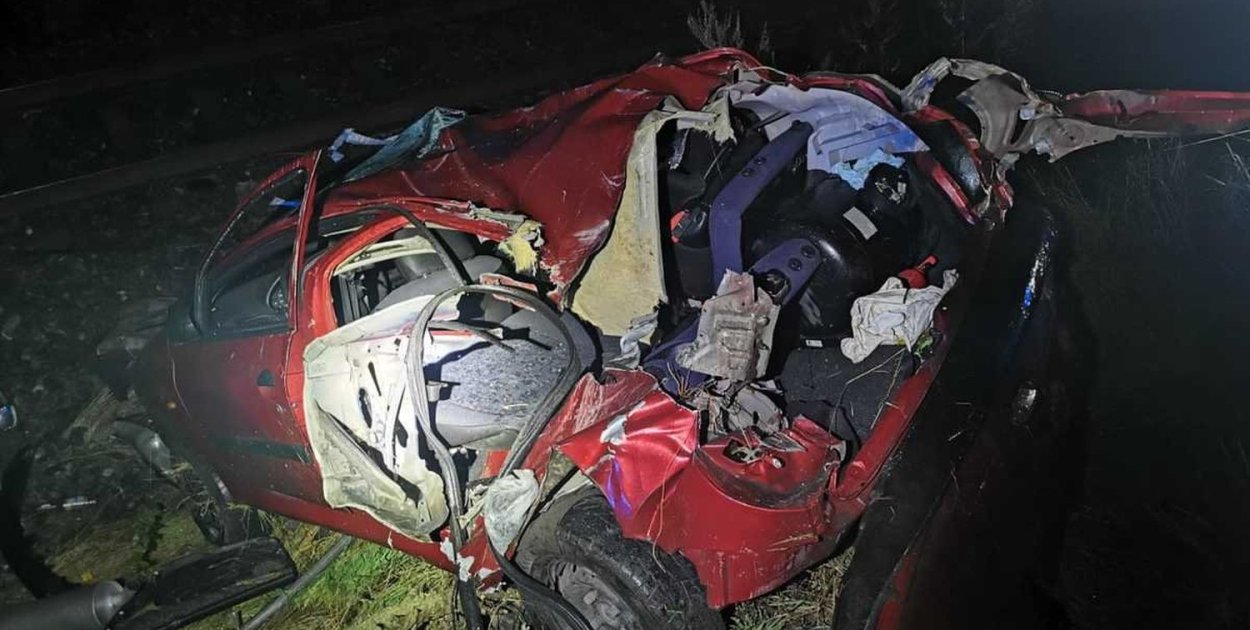 W chwilę po tym, jak ojciec z córką wydostali się z auta, wejchała w niego lokomotywa. Fot. Archiwum policji