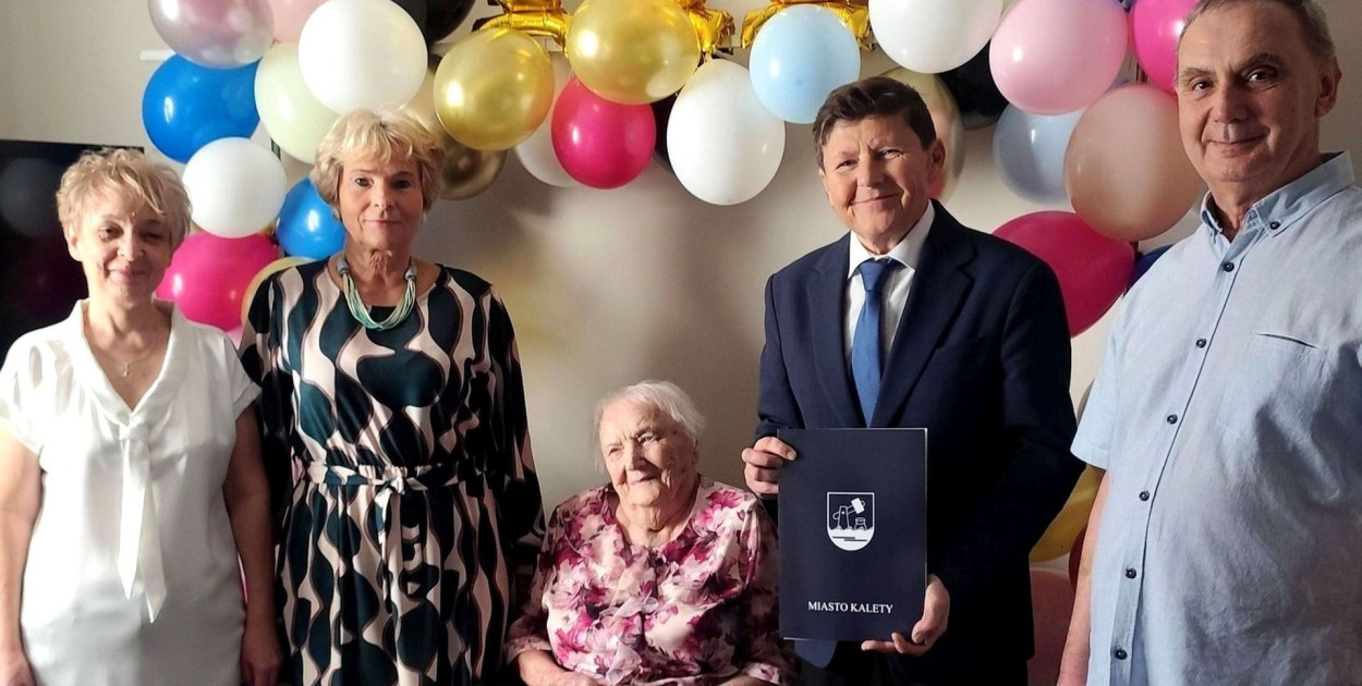 Wyjątkowy jubileusz świętuje dziś pani Emilia Kwoka, najstarsza mieszkanka Kalet, która obchodzi swoje setne urodziny. Fot. UM Kalety