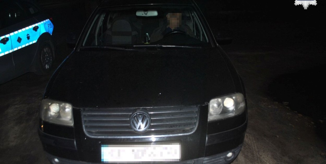 Policjanci z drogówki w Tarnowskich Górach zatrzymali w ubiegłą sobotę nietrzeźwego kierowcę, który stracił panowanie nad pojazdem i uderzył w barierki drogowe na ulicy Wiejskiej w Szałszy. Fot. Policja Tarnowskie Góry