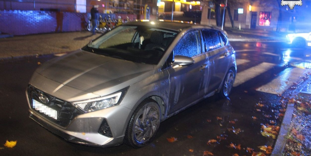 23-letnia kierująca hyundaiem, również mieszkanka Radzionkowa, wyjeżdżając z ulicy Świętego Wojciecha, nie zachowała należytej ostrożności i potrąciła pieszą przechodzącą przez oznakowane przejście. Fot. Policja Tarnowskie Góry