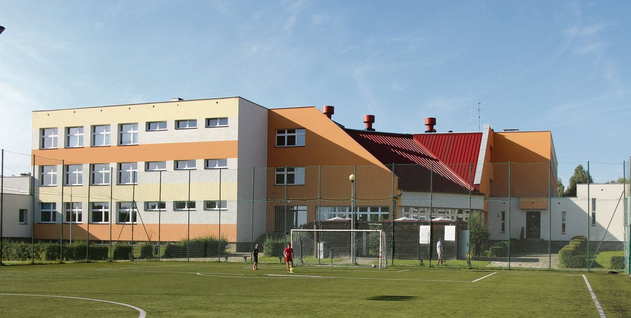 Postępowanie dotyczące modernizacji części dachu w Szkole Podstawowej nr 15 przy ul. Litewskiej 6 w Tarnowskich Górach zostało oficjalnie unieważnione. Fot. Archiwum Gwarka