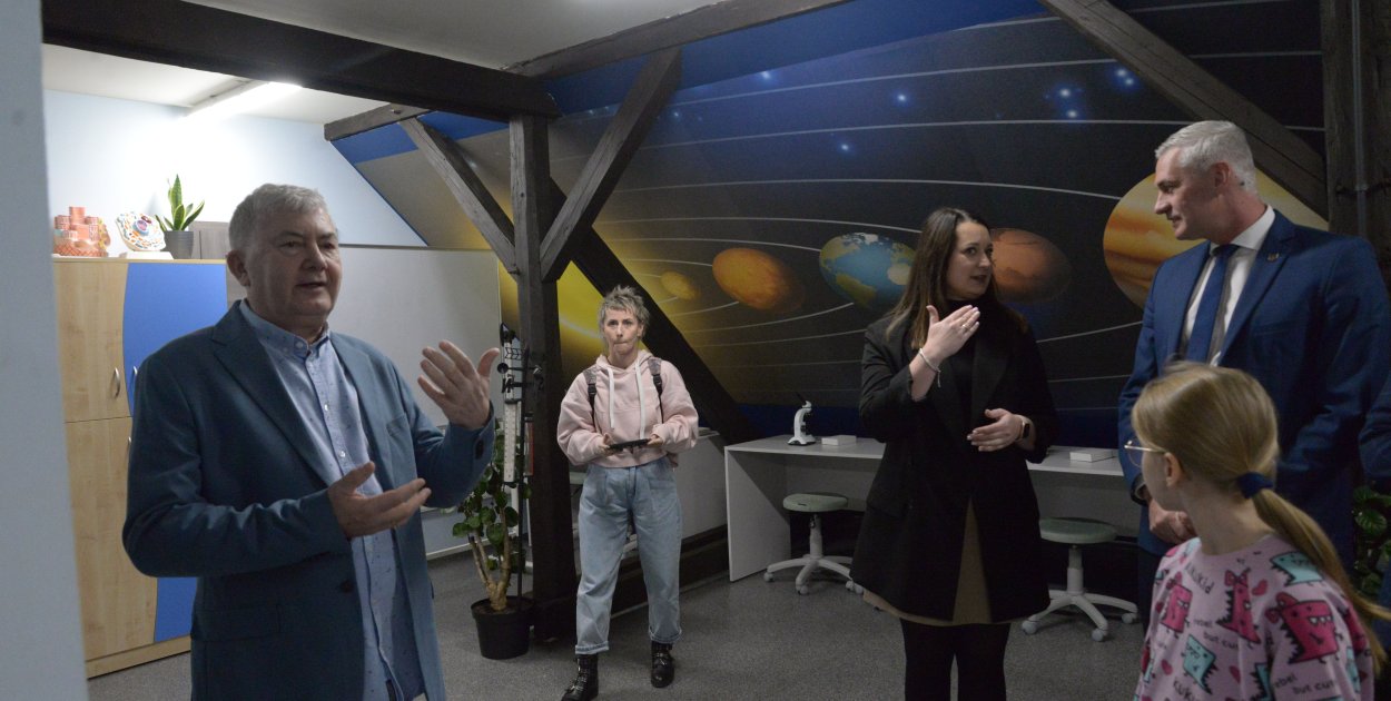 W Szkole Podstawowej im. Królowej Jadwigi w Nowym Chechle otwarto Podniebne Laboratorium. Fot. Jarosław Myśliwski