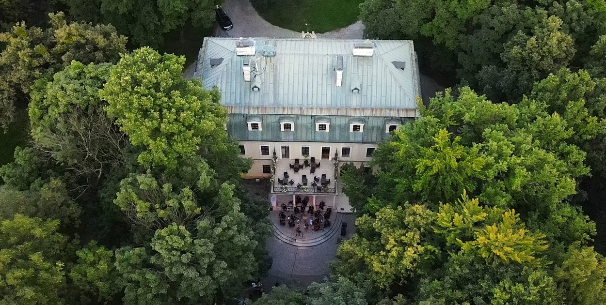 W sylwestrowy wieczór w Pałacu w Rybnej miał wystąpić Andrzej Poniedzielski. Tak wynika z umowy, którą posiada Austriacko – Polskie Towarzystwo Muzyczne, którego prezesem jest znany w Tarnowskich Górach muzyk Piotr Gładki. Fot. Jarosław Myśliwski