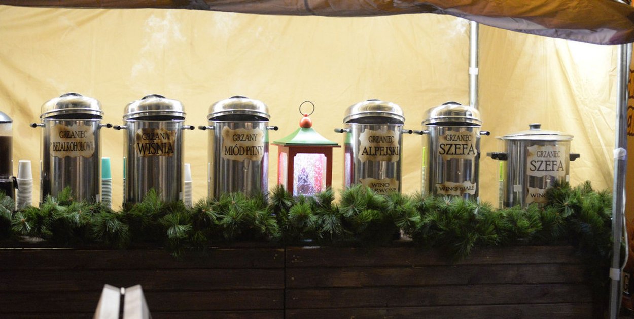 Stoisko z grzańcami podczas Tarnogórskiego Jarmarku Bożonarodzeniowego. Fot. Jarosław Myśliwski