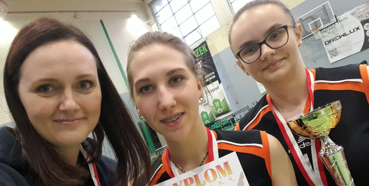 Reprezentacja z Centrum Edukacji Ekonomiczno-Handlowej im. Karola Goduli w Tarnowskich Górach w składzie: Aleksandra Gołębiowska oraz Magdalena Świętek wywalczyła trzecie miejsce. Fot. Archiwum szkoły 