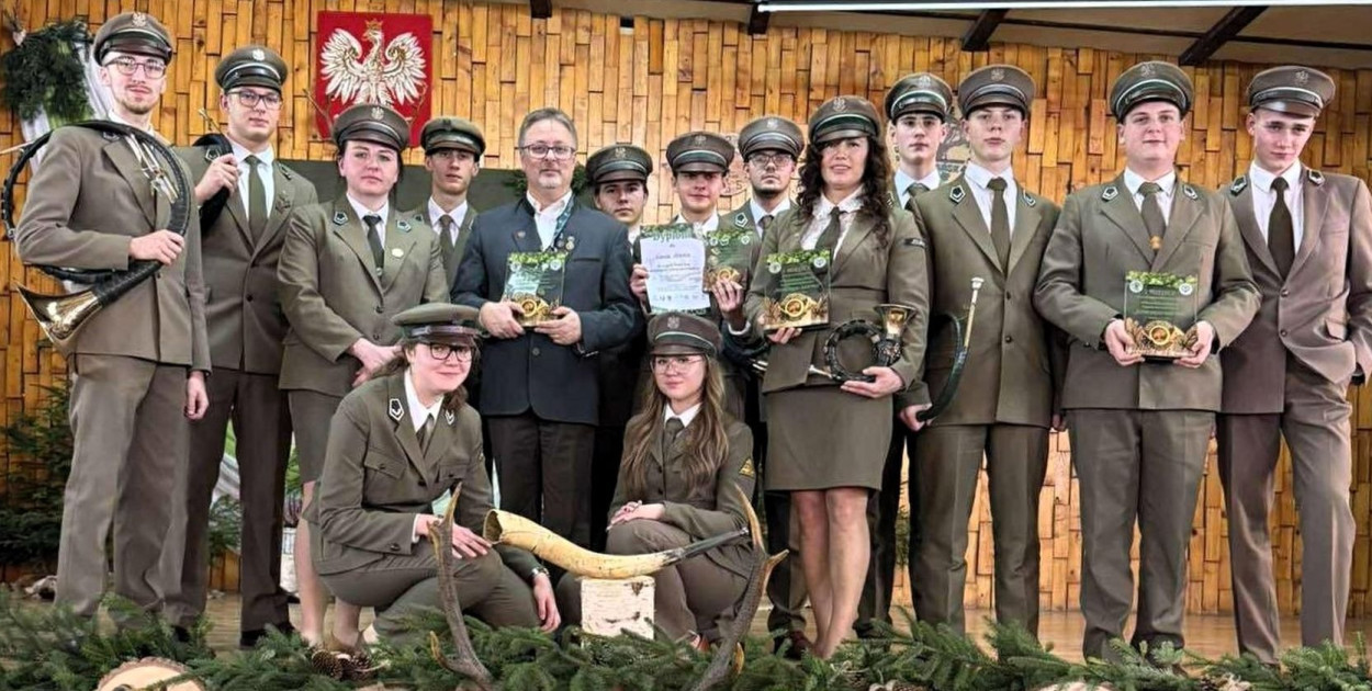 Zespół Sygnalistów Myśliwskich Technikum Leśnego w Brynku triumfuje na IV Świętokrzyskim Konkursie Sygnalistyki Myśliwskiej Echo Dębu Bartka w Zagnańsku. Fot. Technikum Leśne w Brynku