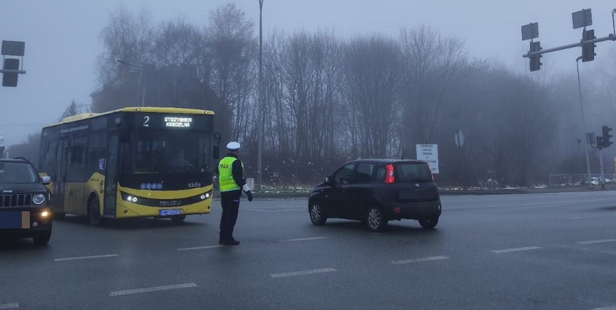 Na skrzyżowaniu Obwodnicy i ul. Gliwickiej w Tarnowskich Górach nie działa sygnalizacja świetlna. Fot. Policja Tarnowskie Góry