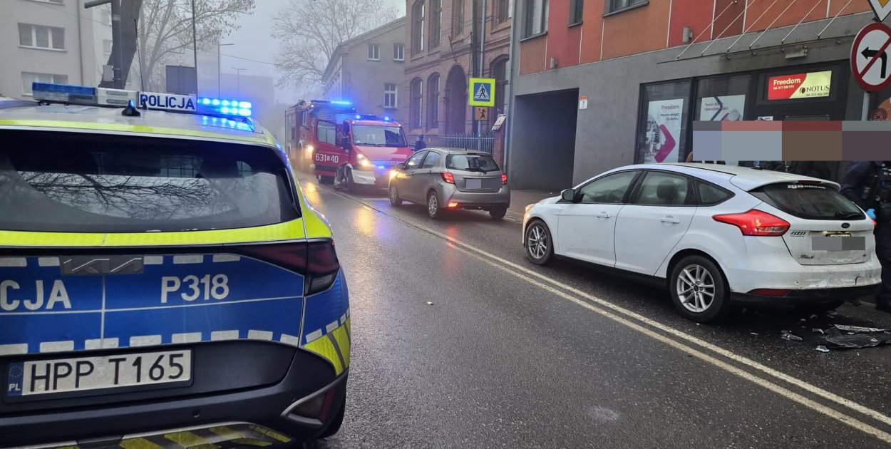 Dzisiaj na ul. Legionów w Tarnowskich Górach doszło do zderzenia trzech samochodów.  Fot. Policja Tarnowskie Góry
