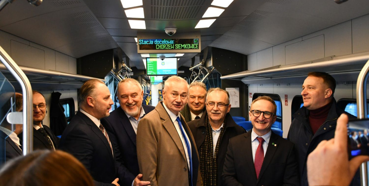 Nowy pociąg jedzie przez Radzionków. Fot. Elżbieta Kulińska