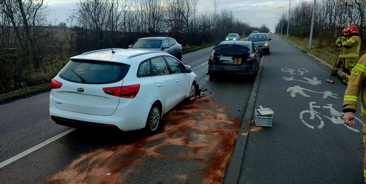 Uwaga kierowcy. Jak informuje policja z Tarnowskich Gór w Radzionkowie na ul. Knosały zderzyły się dwa samochody. Wprowadzono ruch wahadłowy.  Fot. Policja Tarnowskie Góry