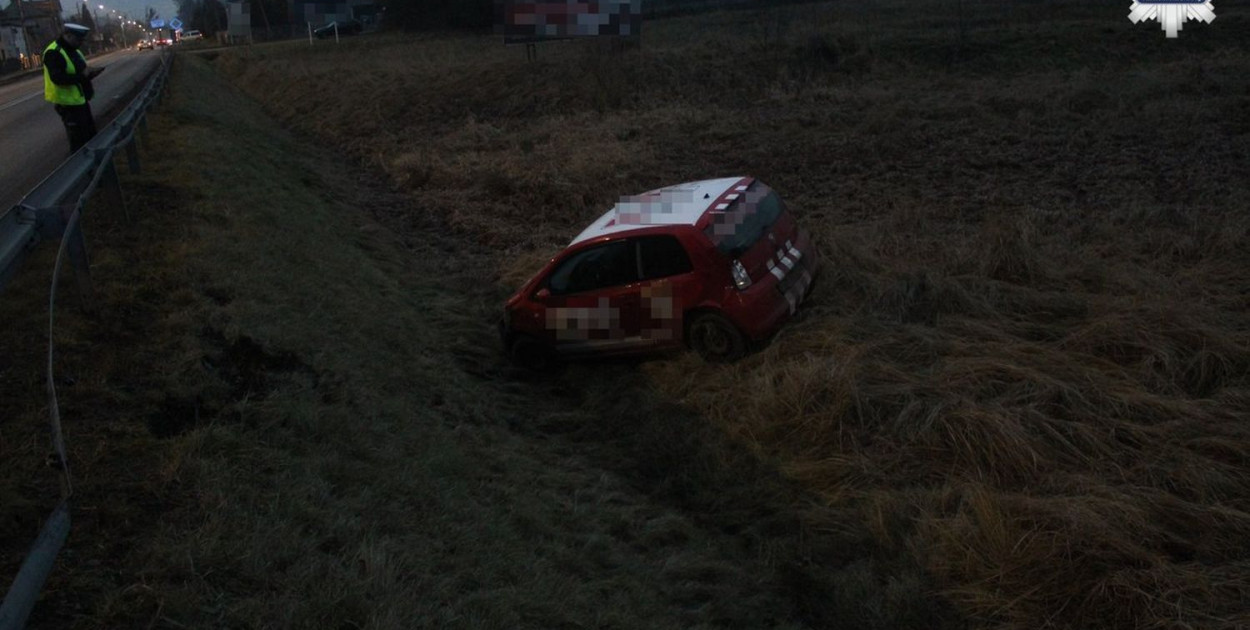 Samochody w rowach. Zdjęcia z archiwum policji