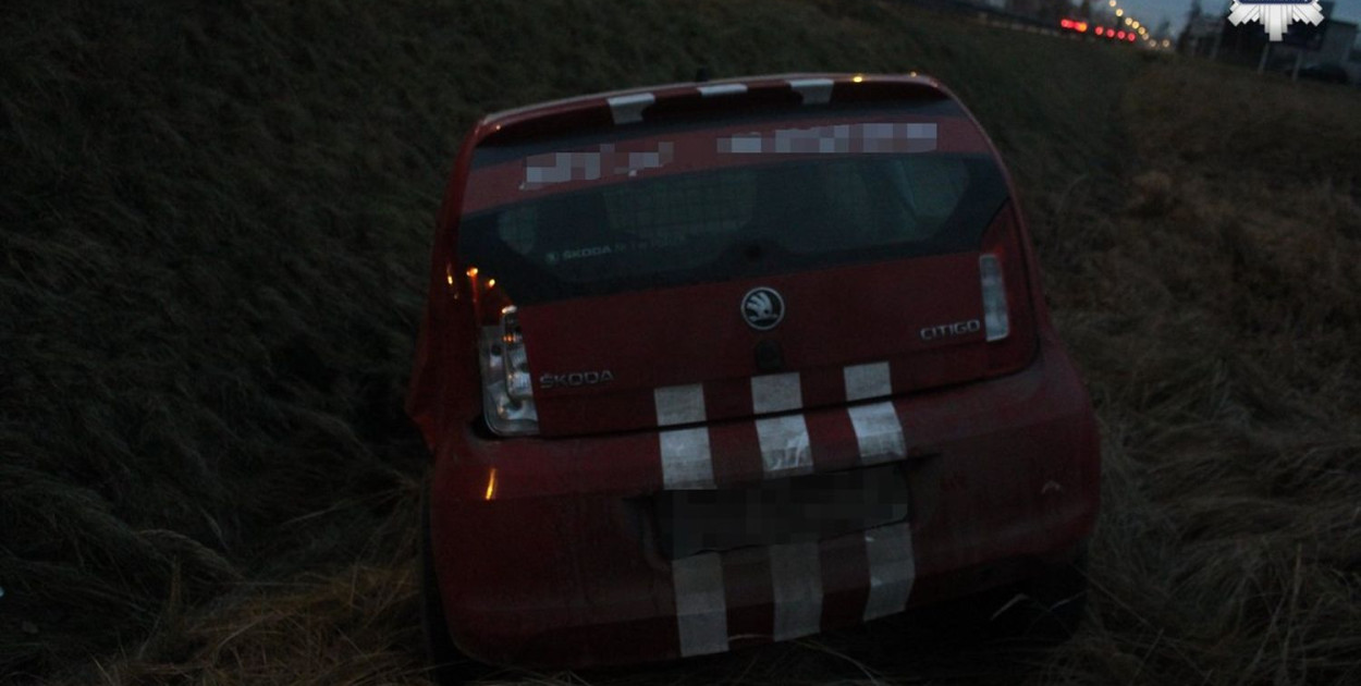 Samochody w rowach. Zdjęcia z archiwum policji