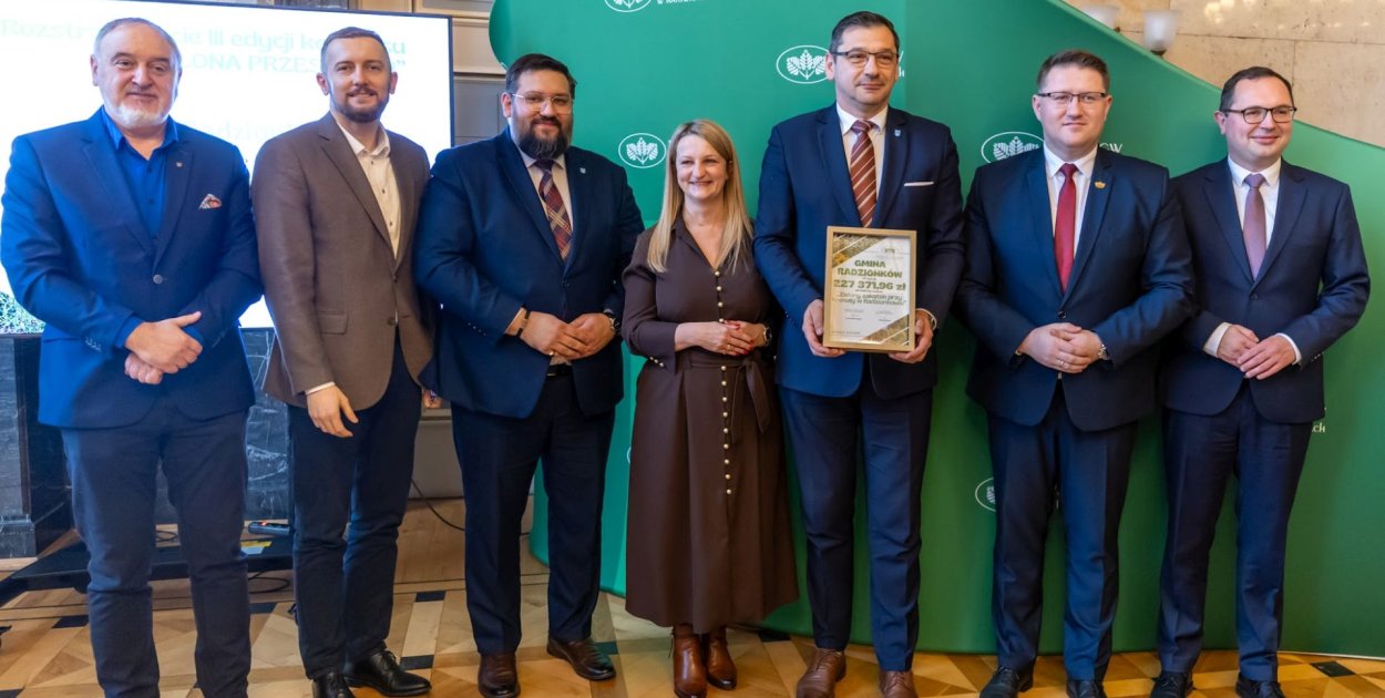 Radzionków, który otrzyma ponad 227 tys. zł na realizację projektu Zielony Zakątek przy ul. Knosały. Dyplom odebrali  Karol Majewski, przewodniczący Rady Miejskiej w Radzionkowie oraz wiceburmistrz Grzegorz Szeremeta. Fot. WFOŚiGW w Katowicach