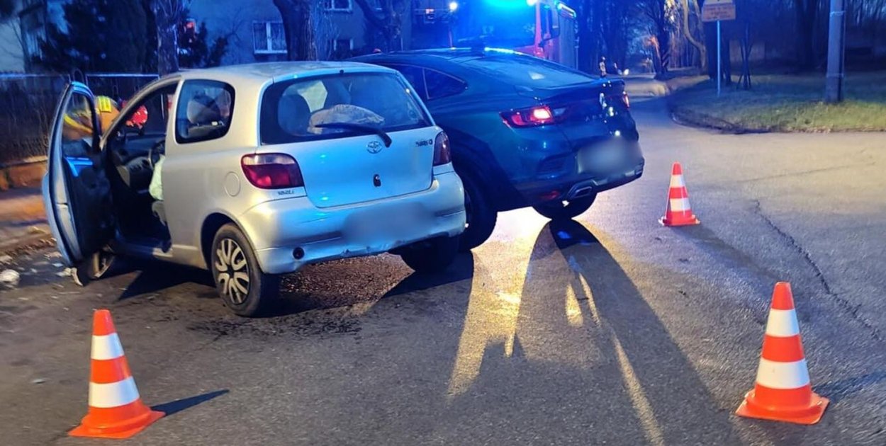 Utrudnienia w ruchu na skrzyżowaniu Mickiewicza z Bohaterów Monte Casino w Tarnowskich Górach. Doszło tam do zderzenia trzech samochodów. Fot. Policja Tarnowskie Góry