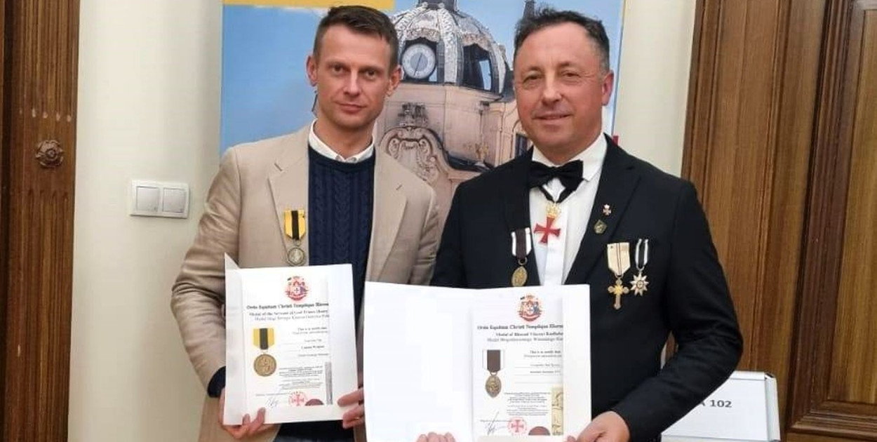 Łukasz Wylężek, prowadzący Dzieło Świętego Mikołaja z Nakła Śląskiego został uhonorowany Medalem Sługi Bożego Księcia Henryka Pobożnego, przyznawanym przez templariuszy.  Fot. Archiwum Ł. Wylężka