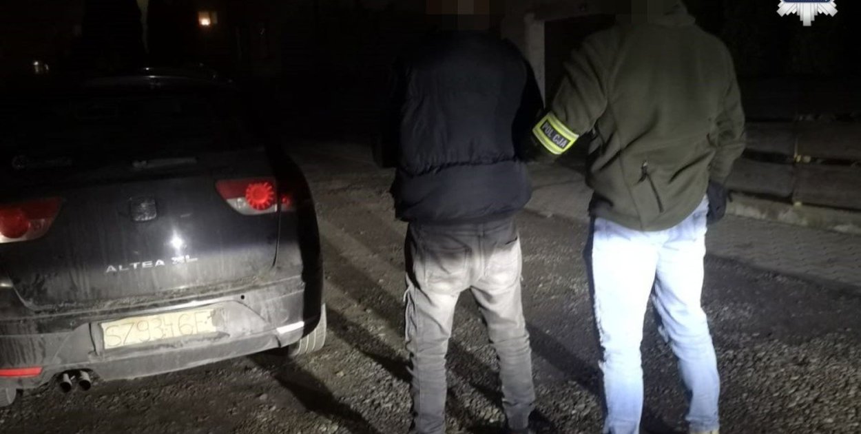 Zamiast tablicy rejestracyjnej, tektura i napis mazakiem. Fot. Archiwum policji