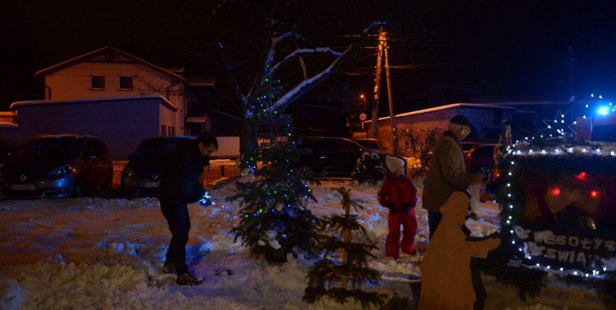 Strojenie choinki w Bobrownikach Śląskich kilka lat temu. Fot. Jarosław Myśliwski