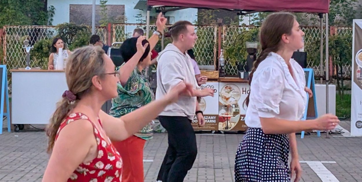 Potańcówki przy hali targowej cieszą się popularnością. Fot. Elżbieta Kulińska
