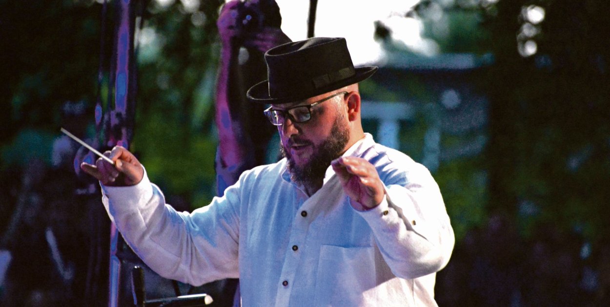 Dyrygent Aleksandr König podczas Tarnogórskiej Nocy Muzycznej. Fot. Jarosław Myśliwski