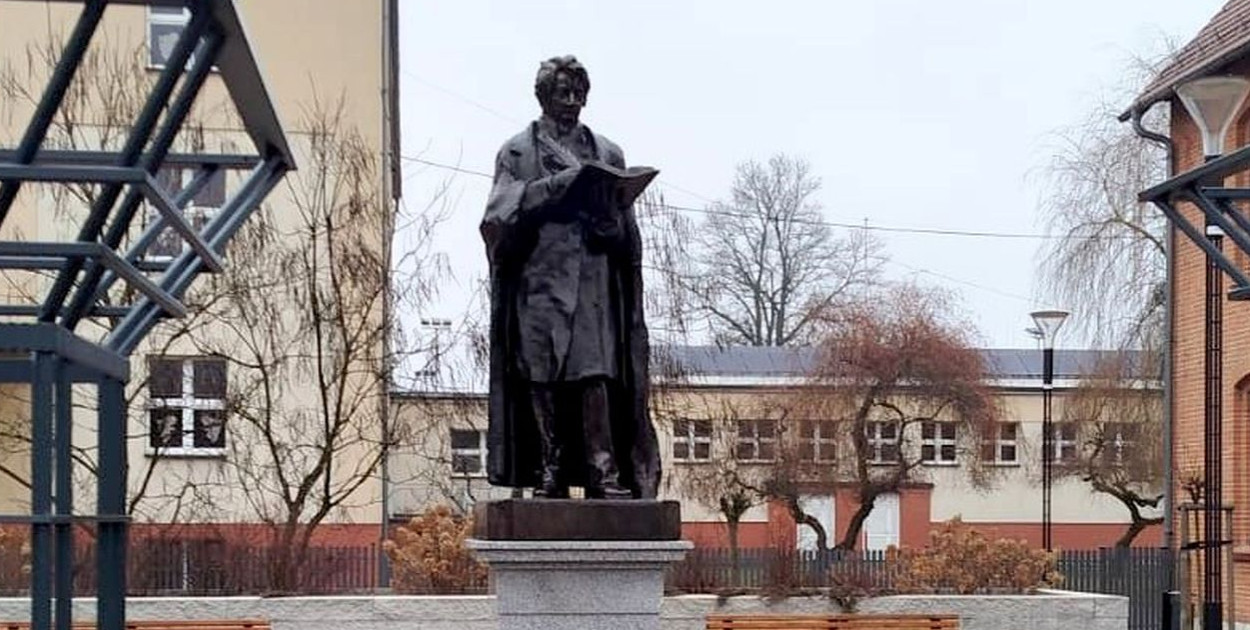 Przed budynkiem Publicznej Szkoły Podstawowej nr 1 w Kaletach trwa montaż pomnika Adama Mickiewicza, patrona szkoły. Fot. UM Kalety