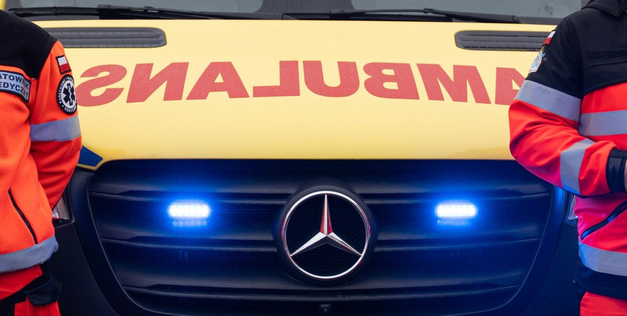 Po przybyciu na miejsce ratowników medycznych seniorka została przebadana, a następnie przeniesiona do karetki pogotowia. Fot. WPR w Katowicach