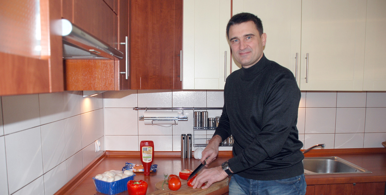 Wójt Eugeniusz Gwóźdź poleca bogracz. Fot. Archiwum Gwarka