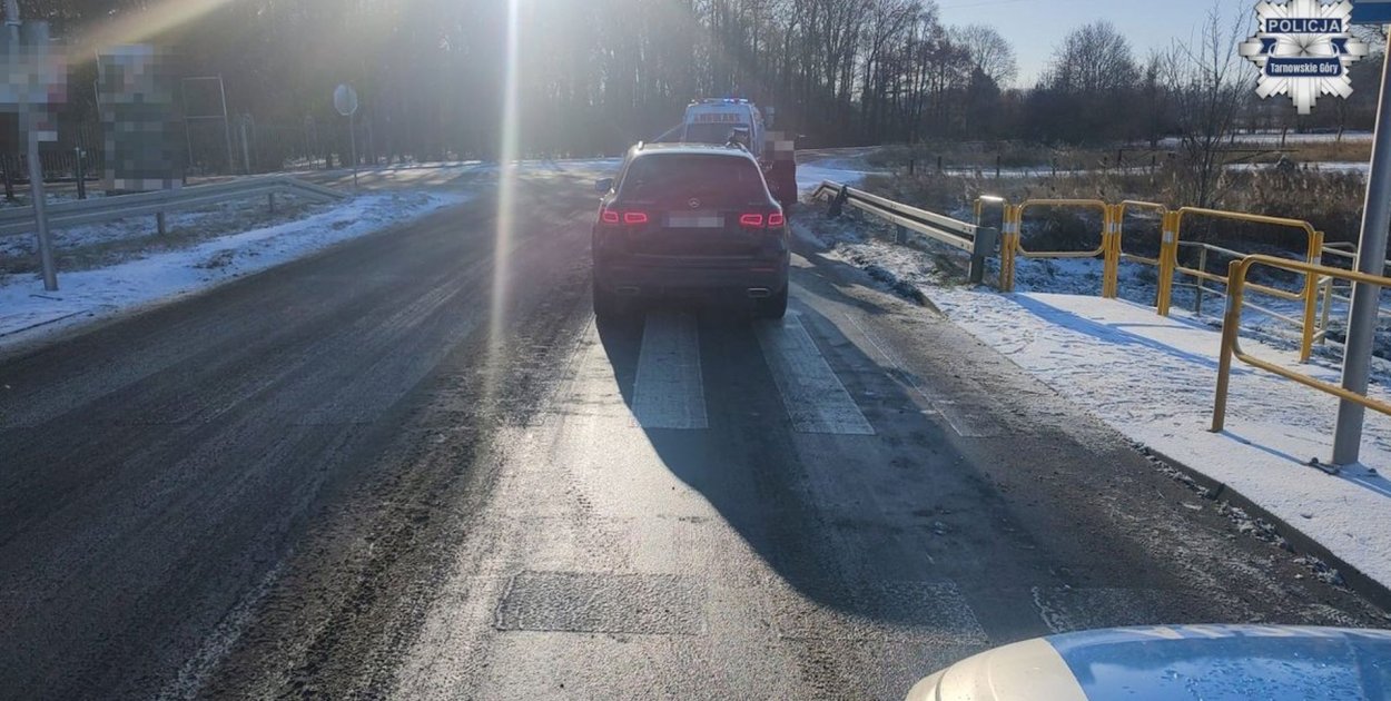 Policjanci z Tarnowskich Gór wyjaśniają okoliczności zdarzenia drogowego, do którego doszło w Świerklańcu. Fot. Policja Tarnowskie Góry