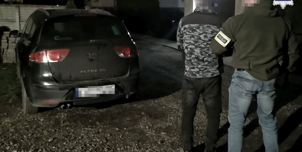 Tarnogórscy wywiadowcy zatrzymali mieszkańca Radzionkowa, który poruszał się samochodem z tablicami rejestracyjnymi przypisanymi do innego pojazdu. Podczas interwencji policjanci znaleźli przy nim znaczne ilości narkotyków. Fot. Policja Tarnowskie Góry