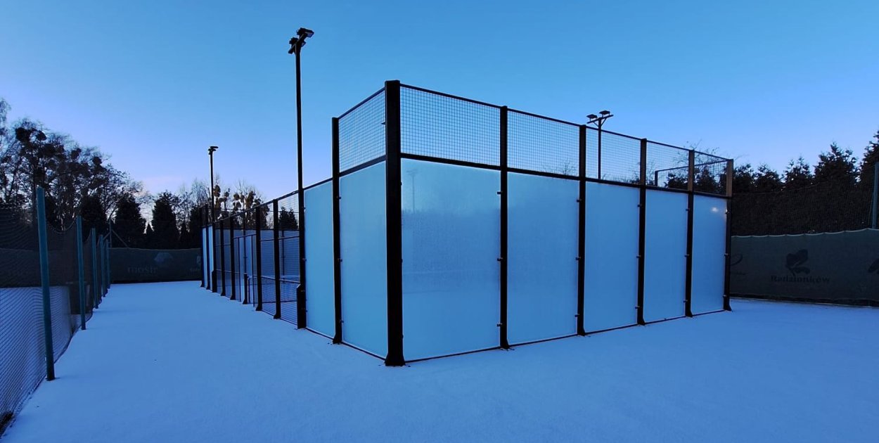 Radzionków. Kilka dni temu zakończyła się również budowa nowego kortu do padla. Fot. MOSiR