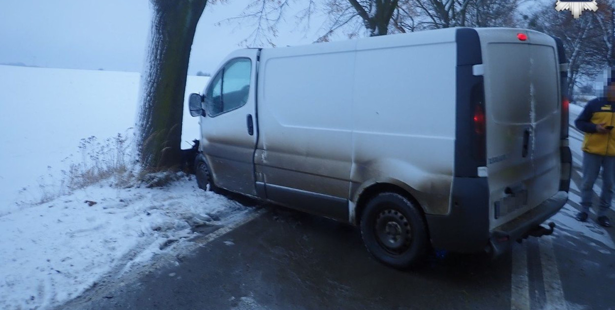 Ślisko na drodze. Kierowca Renault w szpitalu