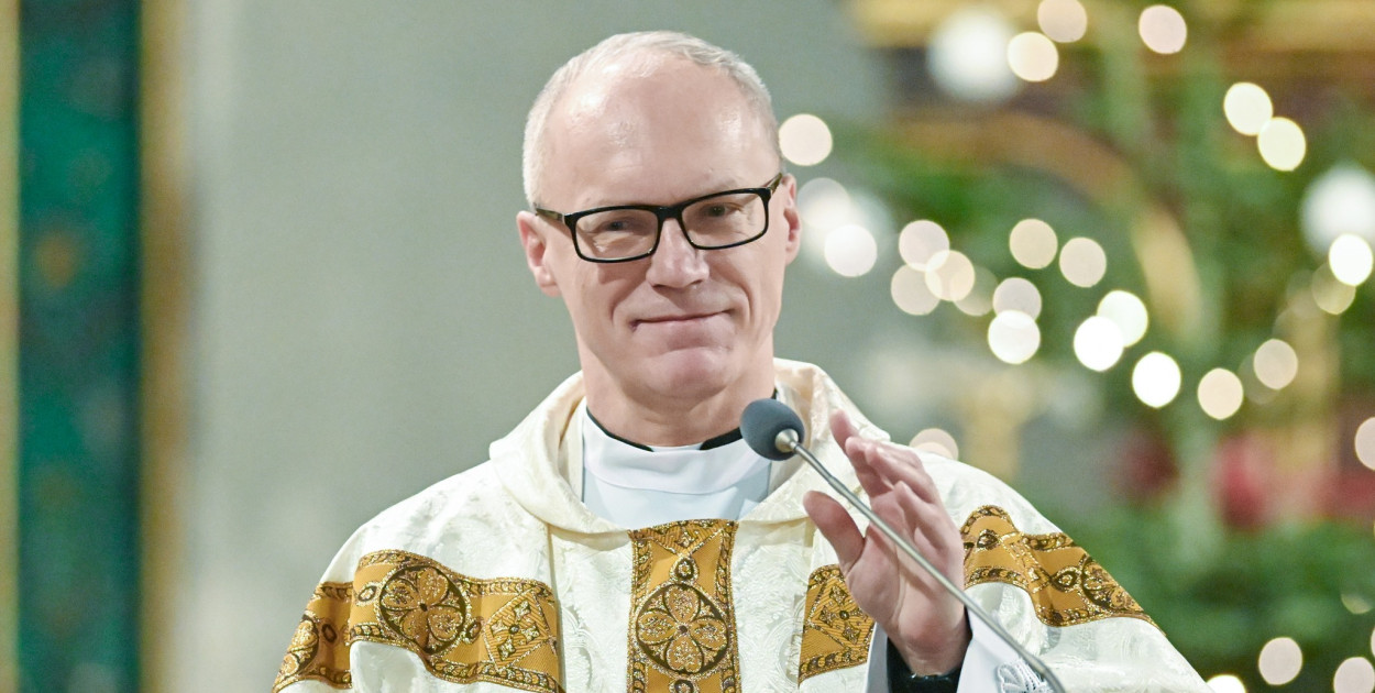 Ks. proboszcz Dariusz Borowiec. Fot. Parafia śś. Apostołów Piotra i Pawła w Piekarach Śląskich – Kamieniu