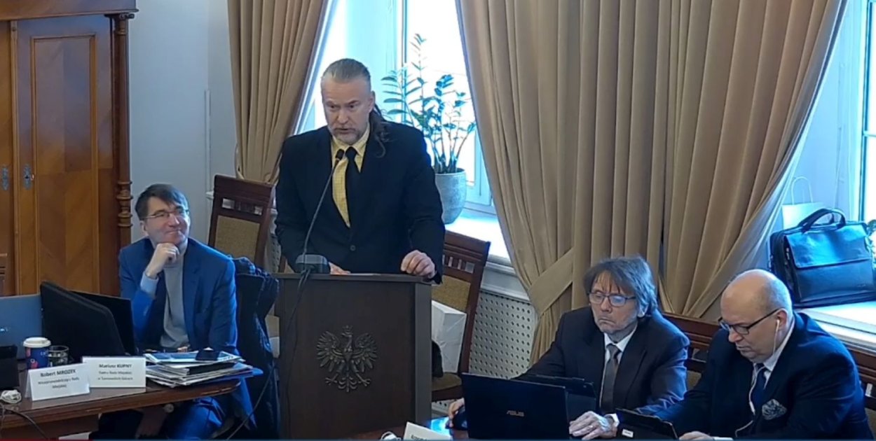 Radny Łukasz Garus nie krył zaskoczenia wysokością honorarium dla zewnętrznej kancelarii prawniczej.