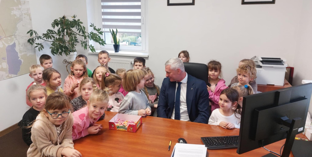 Zdjęcie ilustracyjne: wizyta dzieci z Akademii Malucha w urzędzie gminy Świerklaniec. Fot. Archiwum UG Świerklaniec